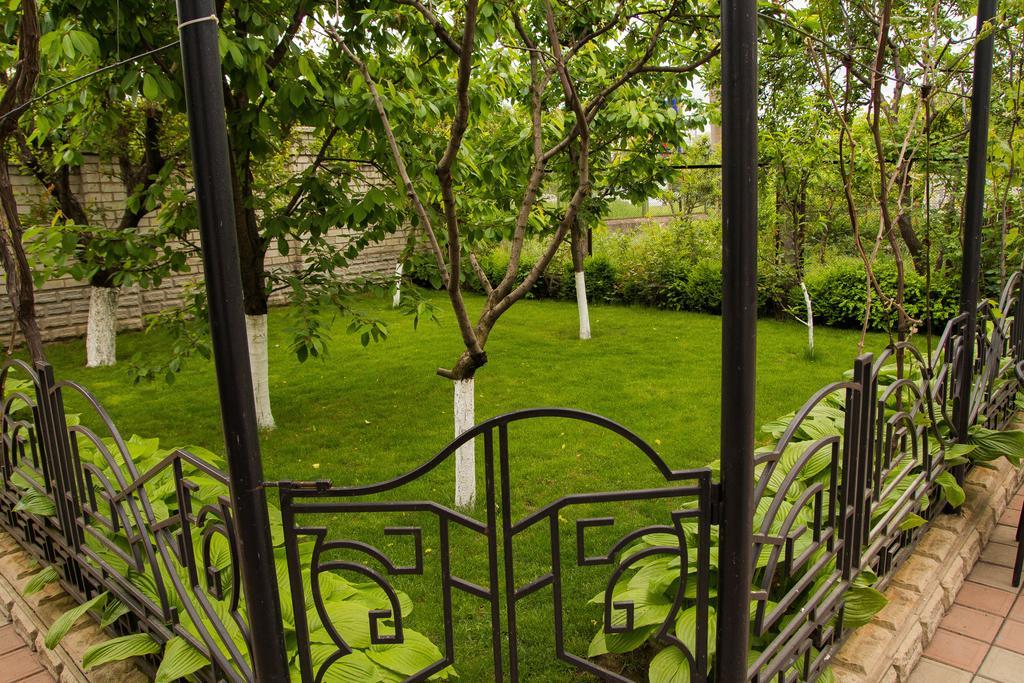Aparthotel Yuzhniy Dvorik Odessa Exterior foto