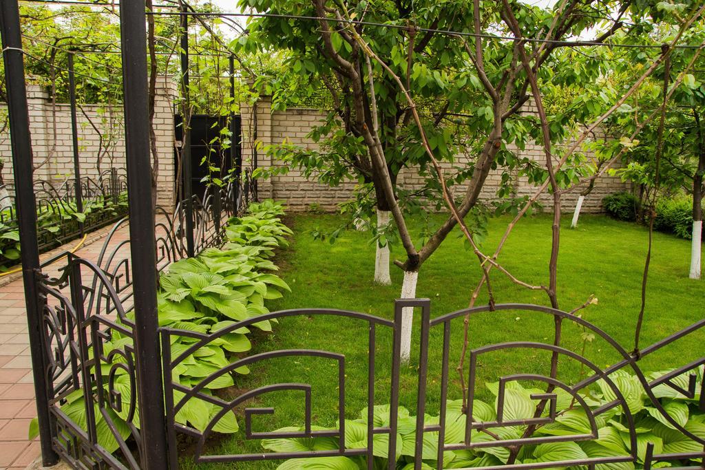 Aparthotel Yuzhniy Dvorik Odessa Exterior foto